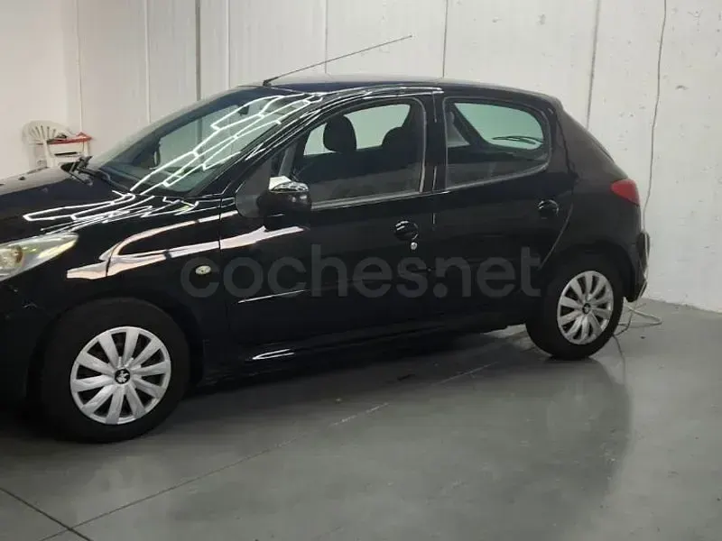 Usado Peugeot 206+ 70 CV (51 kW) 2012 Negro Utilitario