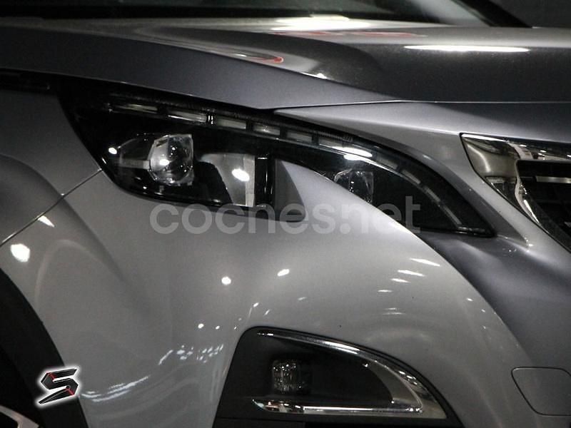 Usado Peugeot 5008 Allure 130 CV (95 kW) 2020 Gris / plata SUV