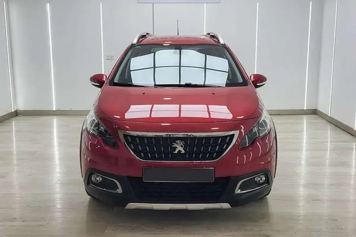 Usado Peugeot 2008 Allure 120 CV (88 kW) 2019 Rojo SUV