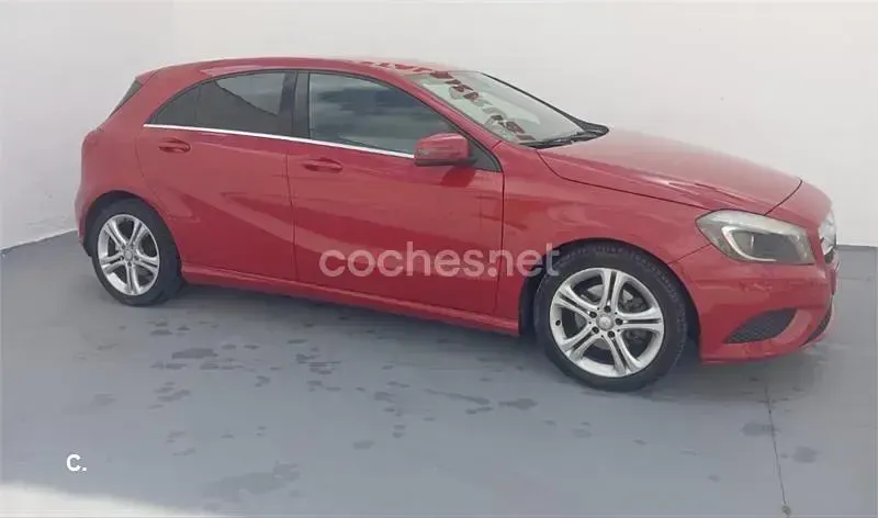 Usado Mercedes A200 Style 136 CV (100 kW) 2013 Rojo Utilitario