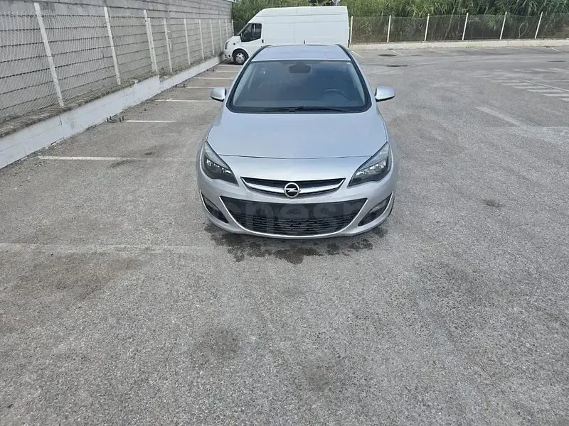 Usado Opel Astra Selective 110 CV (80 kW) 2015 Gris / plata Familiar