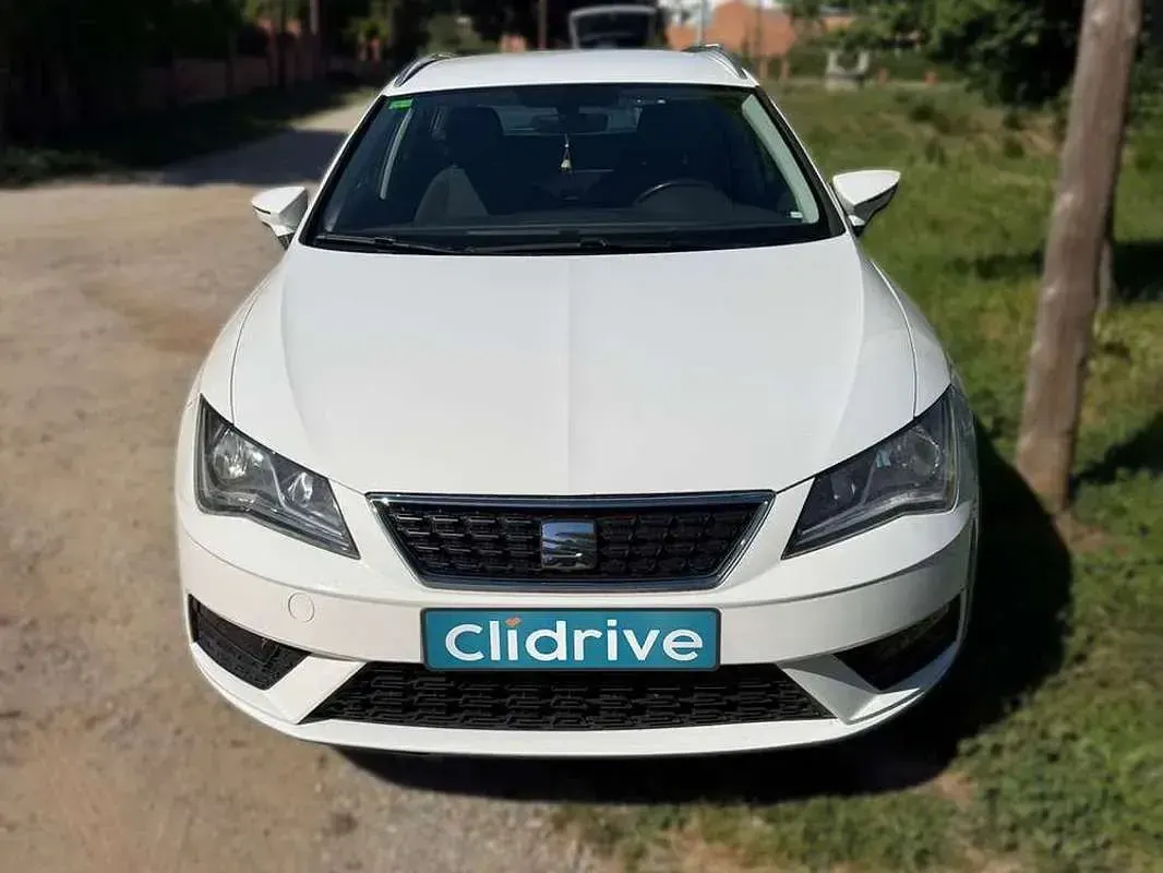 Usado Seat Leon ST Style 110 CV (80 kW) 2017 Blanco Familiar