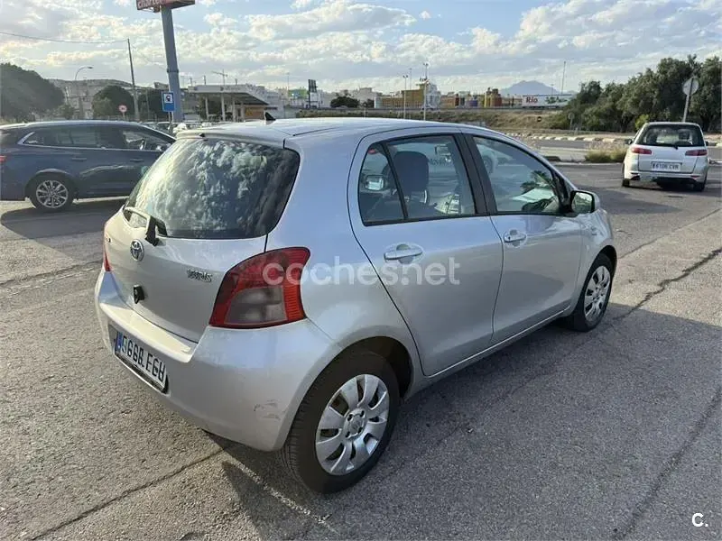 Usado Toyota Yaris 90 CV (66 kW) 2007 Gris / plata Utilitario