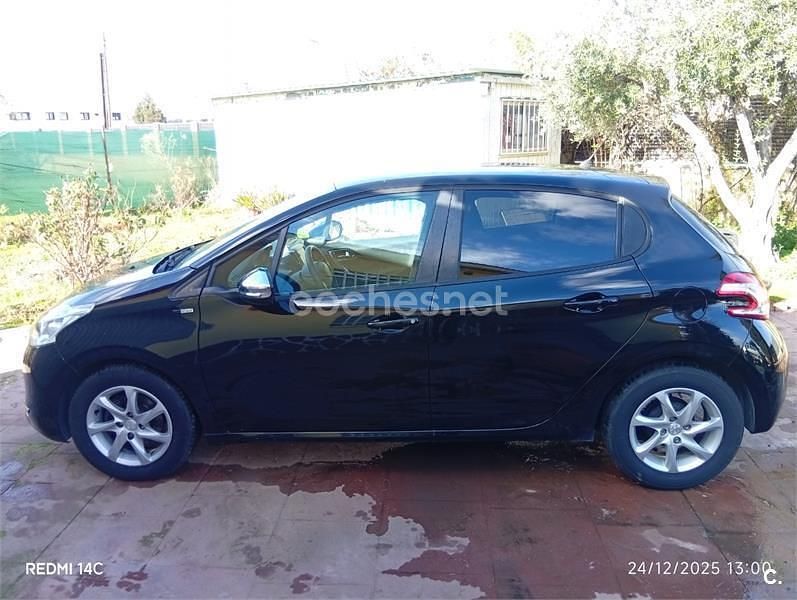 Usado Peugeot 208 Access 82 CV (60 kW) 2014 Negro Utilitario