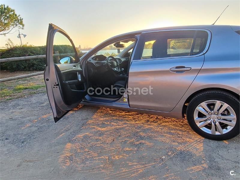 Usado Peugeot 308 Style 130 CV (95 kW) 2015 Gris / plata Berlina