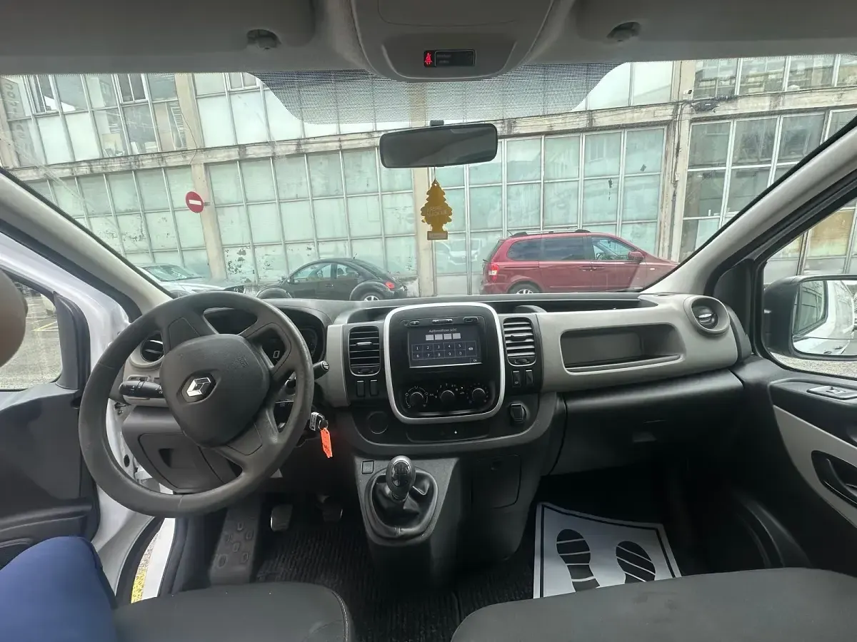 Usado Renault Trafic 120 CV (88 kW) 2017 Blanco Monovolumen