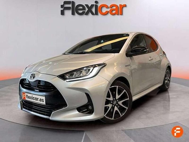 Usado Toyota Yaris Hybrid Style 116 CV (85 kW) 2021 Gris Utilitario