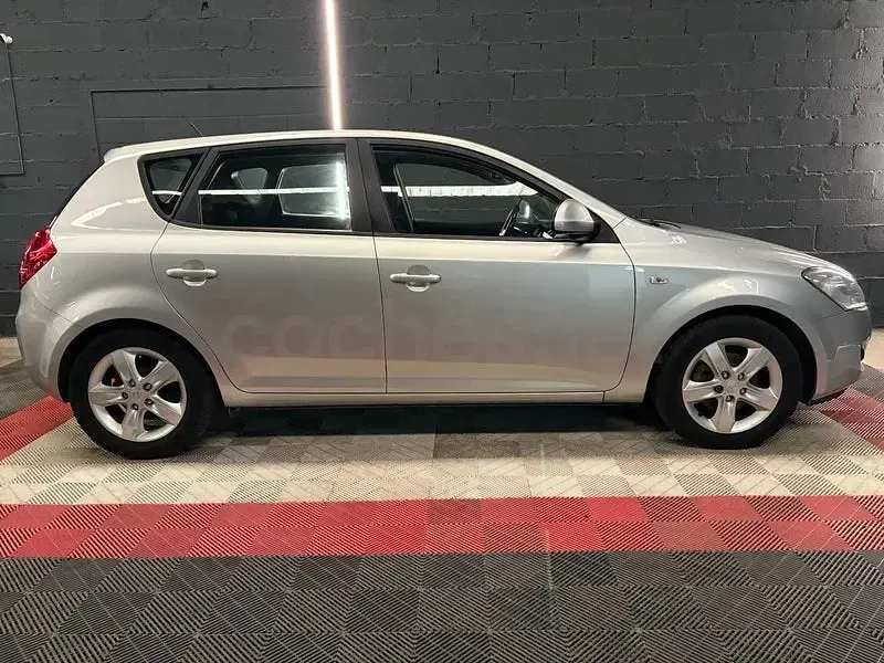 Usado Kia Ceed 115 CV (84 kW) 2009 Gris / plata Utilitario