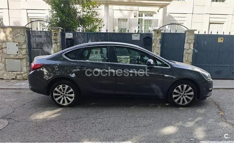 Usado Opel Astra Excellence 140 CV (102 kW) 2016 Marrón Berlina