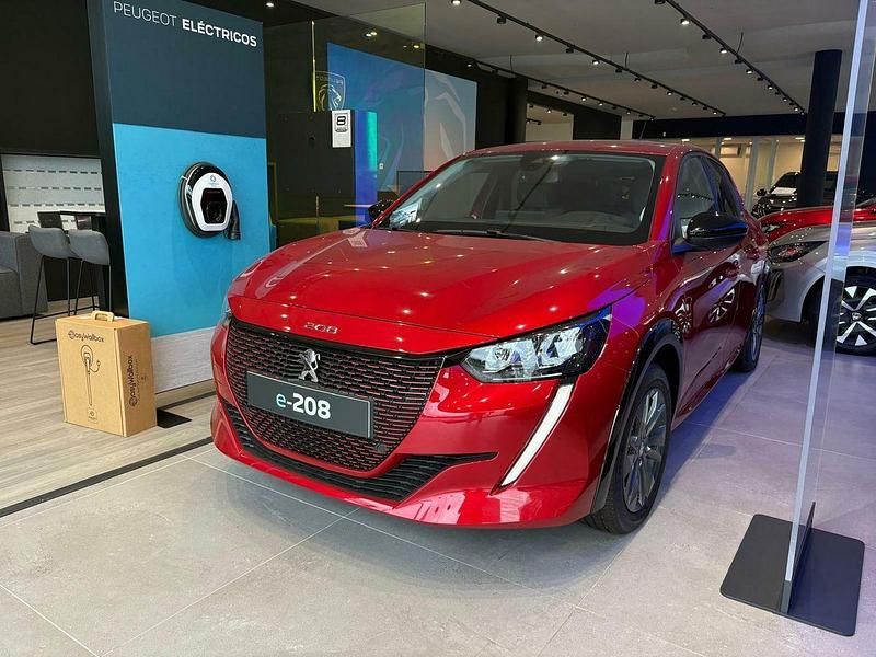 Rojo Nuevo 2025 Peugeot e-208 Allure Utilitario | 27.860 € - Imagen 1/4