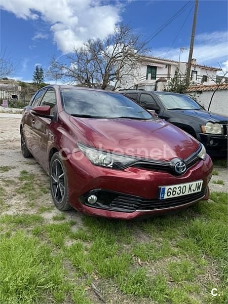 Usado Toyota Auris Hybrid Edition 136 CV (100 kW) 2018 Granate Berlina