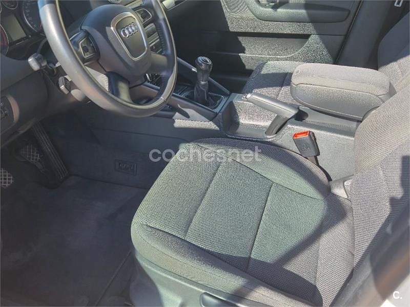 Usado Audi A3 Attraction 105 CV (77 kW) 2013 Blanco Berlina