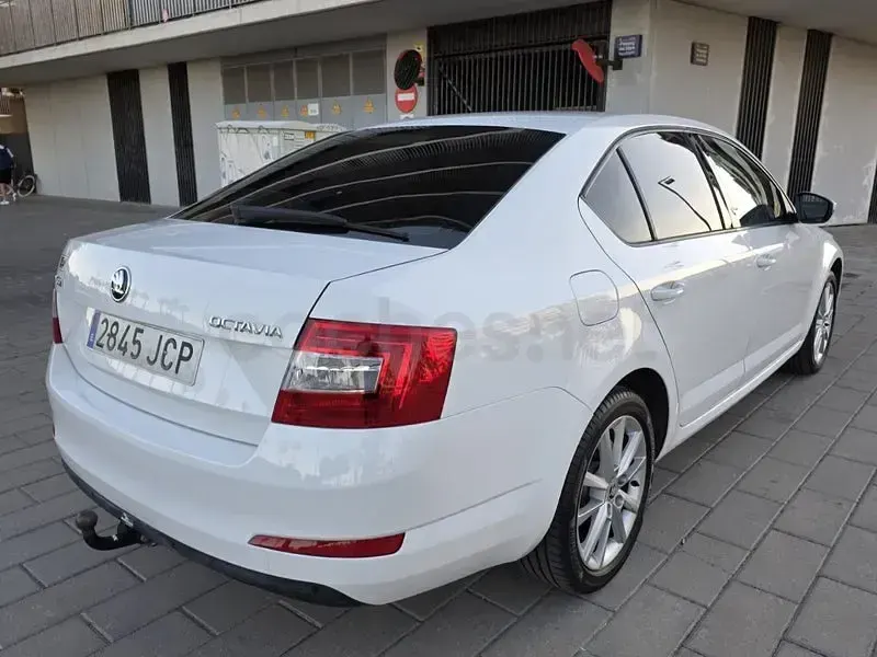 Usado Skoda Octavia Style 150 CV (110 kW) 2015 Blanco Familiar