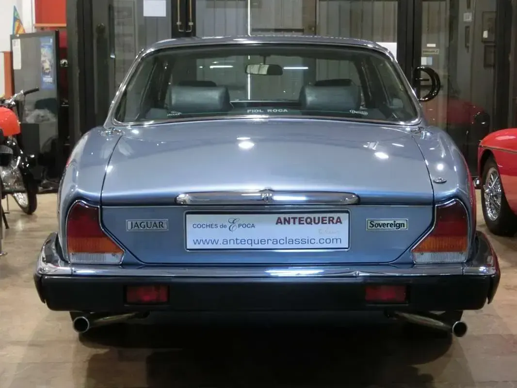 Usado Jaguar XJ6 Sovereign 204 CV (150 kW) 1986 Azul Berlina