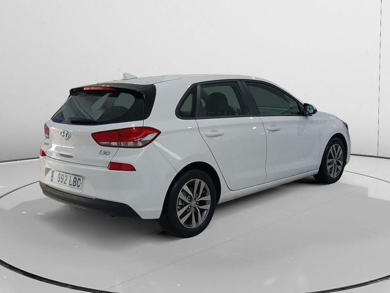 Usado Hyundai i30 120 CV (88 kW) 2019 Blanco Berlina