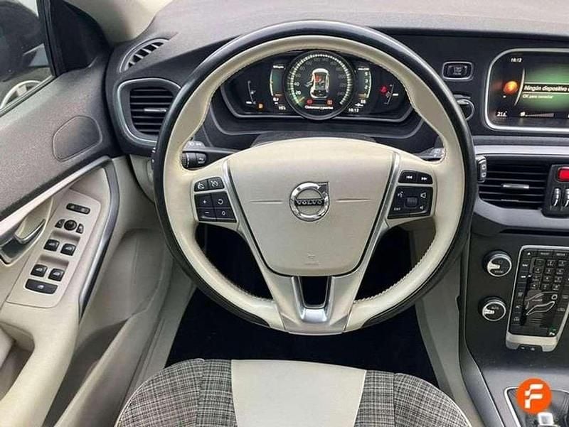 Usado Volvo V40 Kinetic 120 CV (88 kW) 2019 Negro Utilitario
