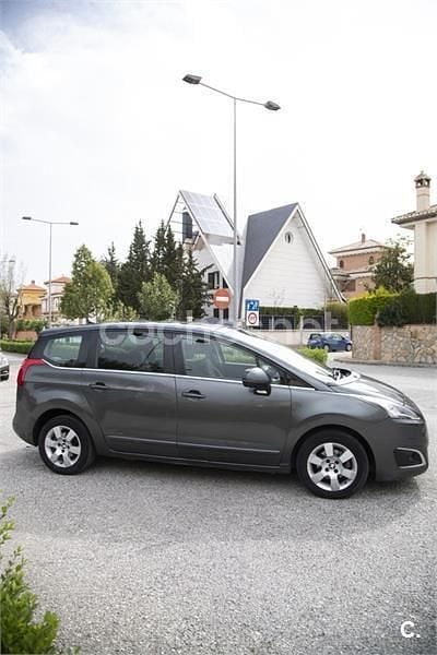 Usado Peugeot 5008 Style 115 CV (84 kW) 2014 Gris / plata Monovolumen