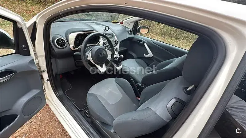 Usado Ford Ka Titanium 75 CV (55 kW) 2010 Blanco Utilitario