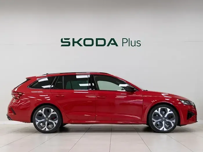 Usado Skoda Octavia RS 265 CV (194 kW) 2025 Rojo Familiar