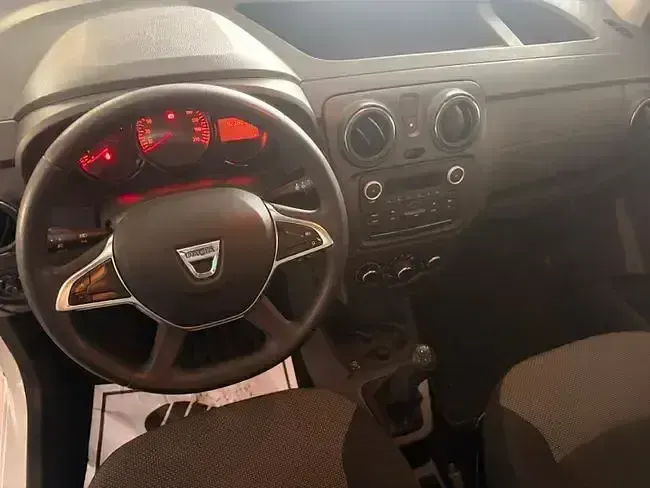 Usado Dacia Dokker Essentiel 107 CV (78 kW) 2021 Blanco Monovolumen