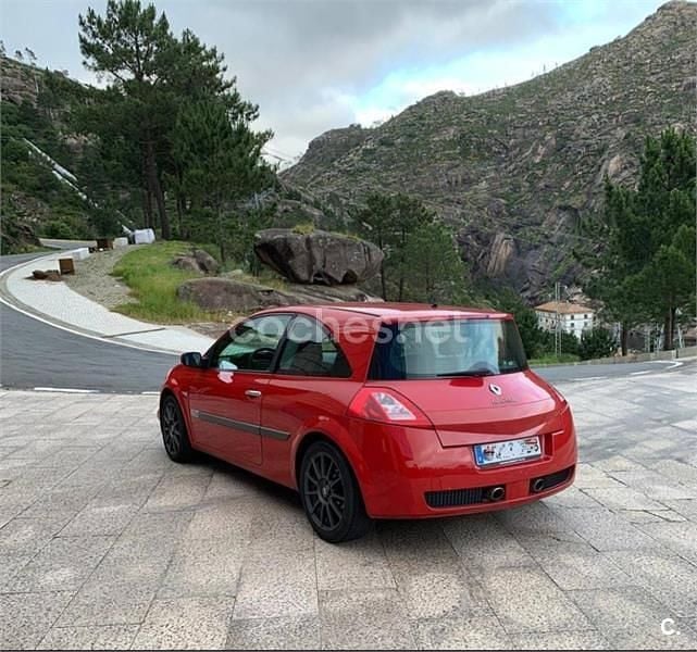 Usado Renault Mégane II Dynamique 115 CV (84 kW) 2004 Rojo Berlina