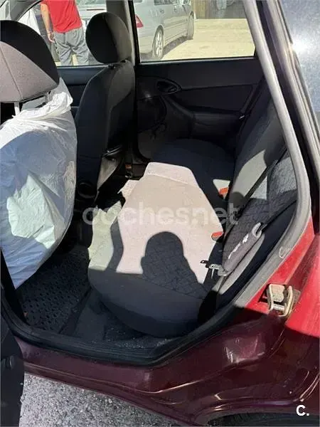 Usado Ford Focus Ambiente 100 CV (73 kW) 2002 Granate Familiar