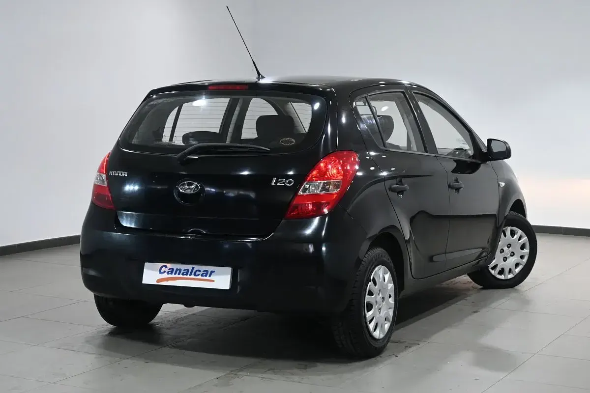 Usado Hyundai i20 Classic 78 CV (57 kW) 2010 Negro Utilitario