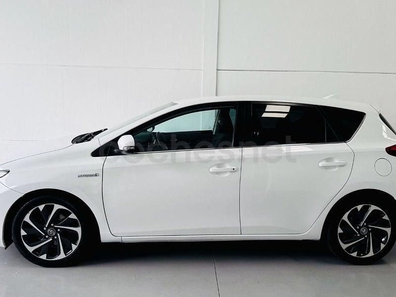 Usado Toyota Auris Hybrid Active 136 CV (100 kW) 2015 Blanco Berlina