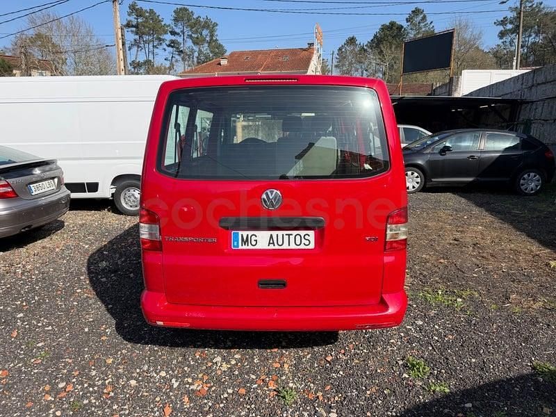 Usado VW Caravelle Trendline 114 CV (83 kW) 2014 Rojo Monovolumen