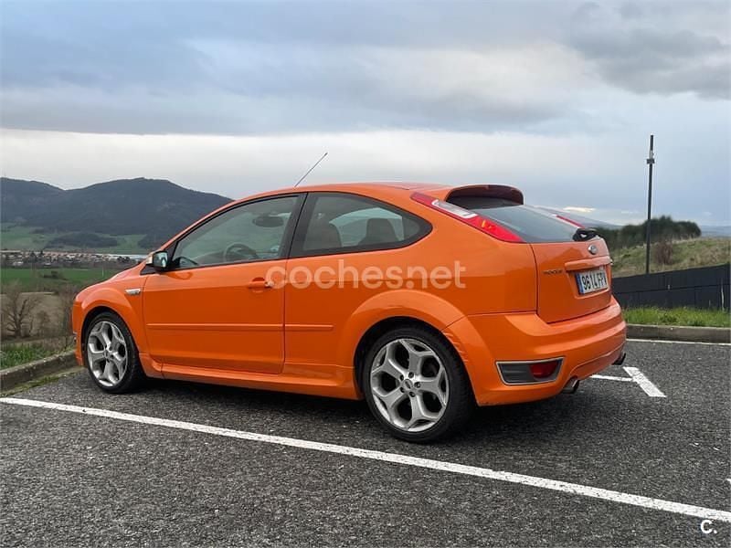 Usado Ford Focus ST 225 CV (165 kW) 2007 Naranja Berlina