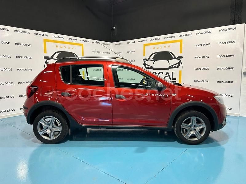 Usado Dacia Sandero Comfort 90 CV (66 kW) 2018 Granate Berlina
