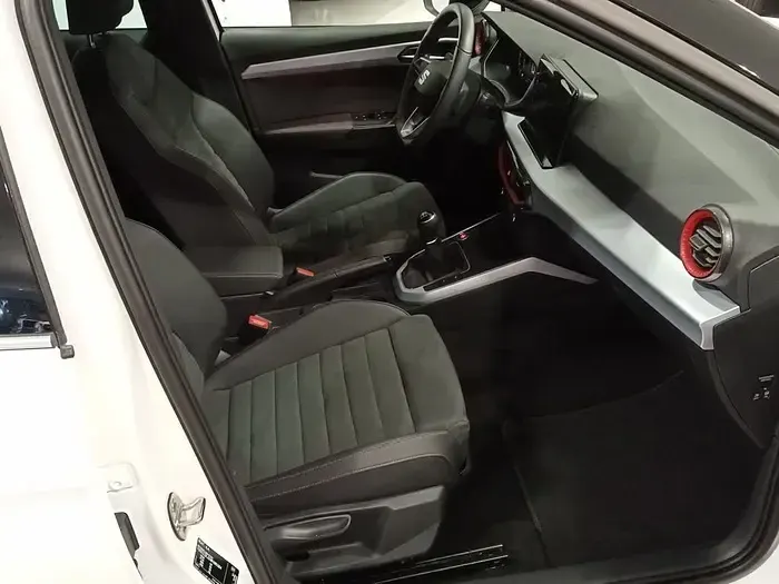 Usado Seat Arona FR 110 CV (80 kW) 2023 Blanco SUV