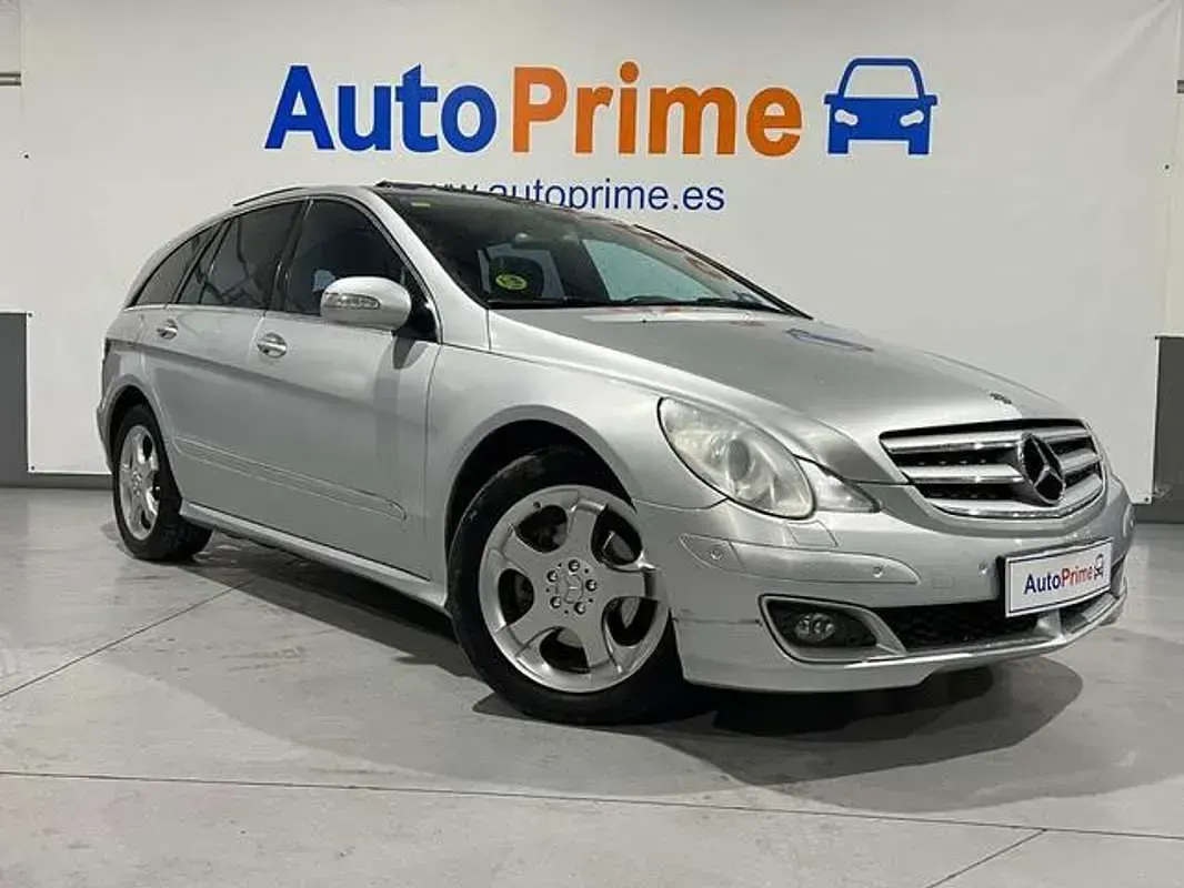 Usado Mercedes R320 224 CV (164 kW) 2006 Plateado Monovolumen