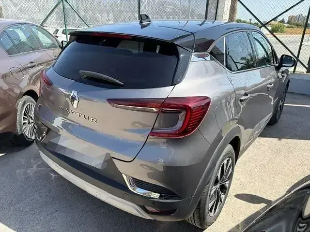 Usado Renault Captur Techno 90 CV (66 kW) 2023 Gris SUV