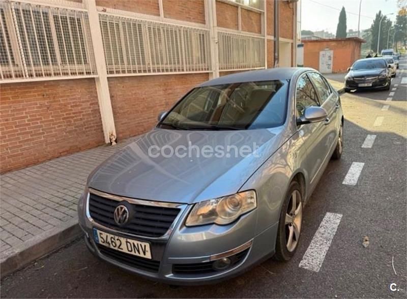 Azul Usado 2005 VW Passat Highline Berlina | 2300 € (Precio justo) - Imagen 1/4