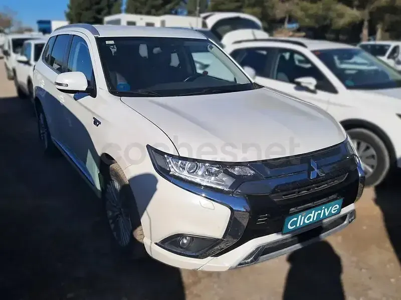 Usado Mitsubishi Outlander P-HEV Motion 224 CV (164 kW) 2020 Blanco SUV