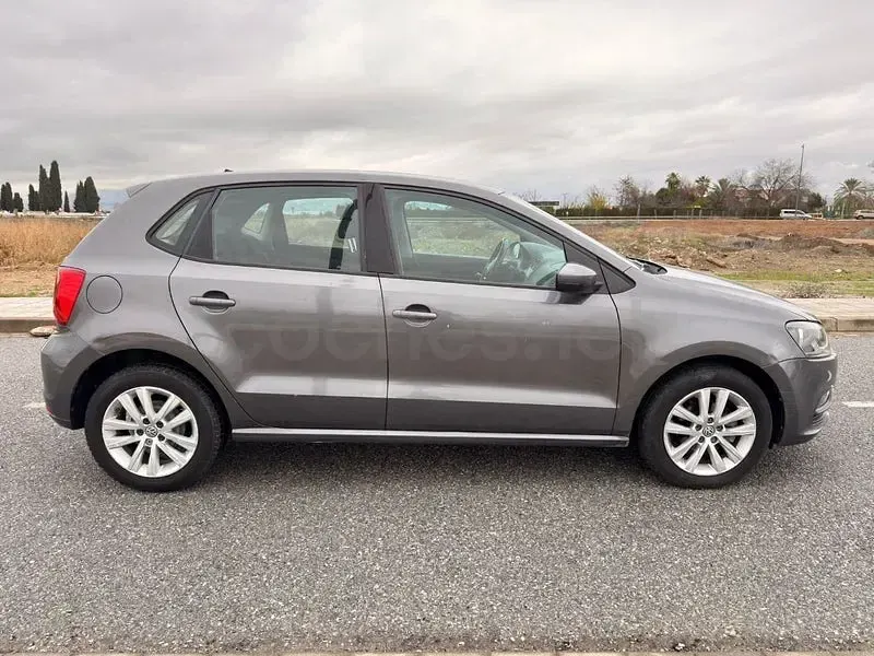 Usado VW Polo Advance 75 CV (55 kW) 2015 Gris / plata Berlina