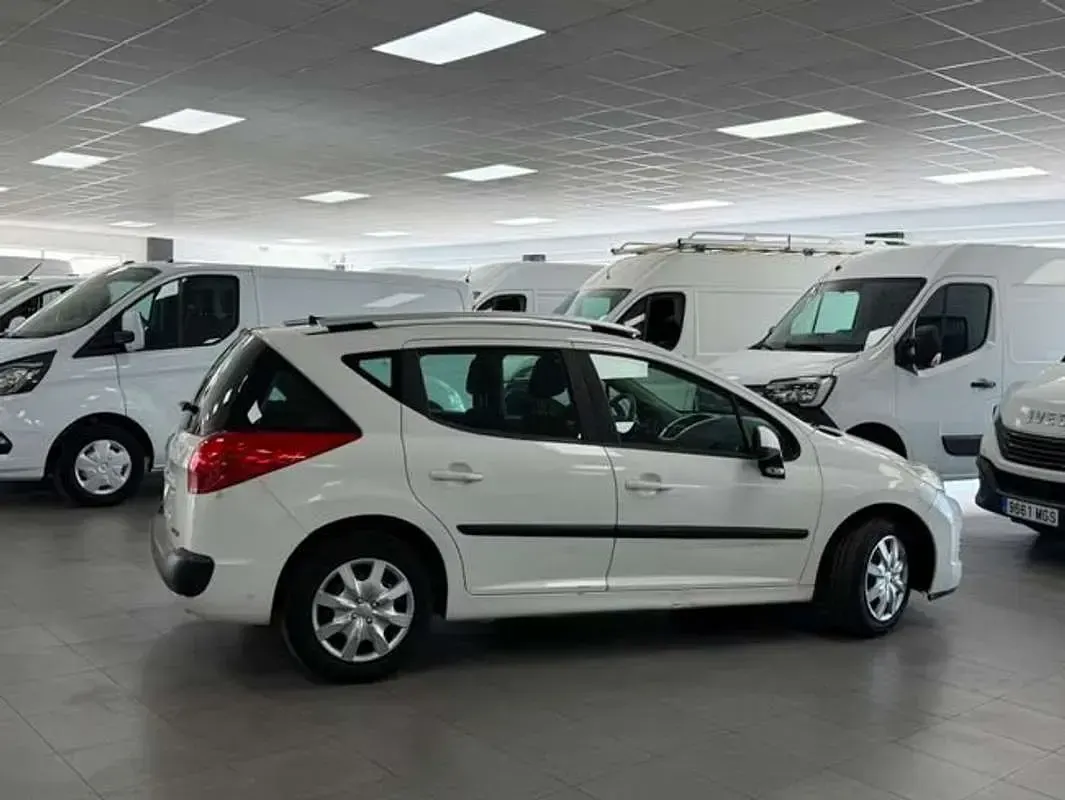 Usado Peugeot 207 90 CV (66 kW) 2010 Blanco Familiar