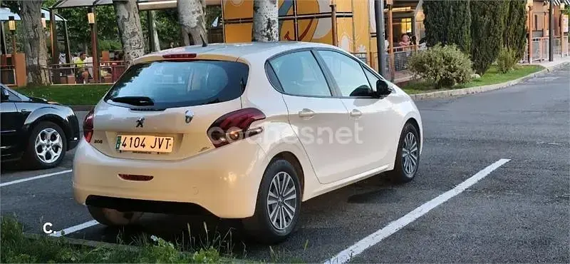 Usado Peugeot 208 Active 75 CV (55 kW) 2017 Blanco Utilitario