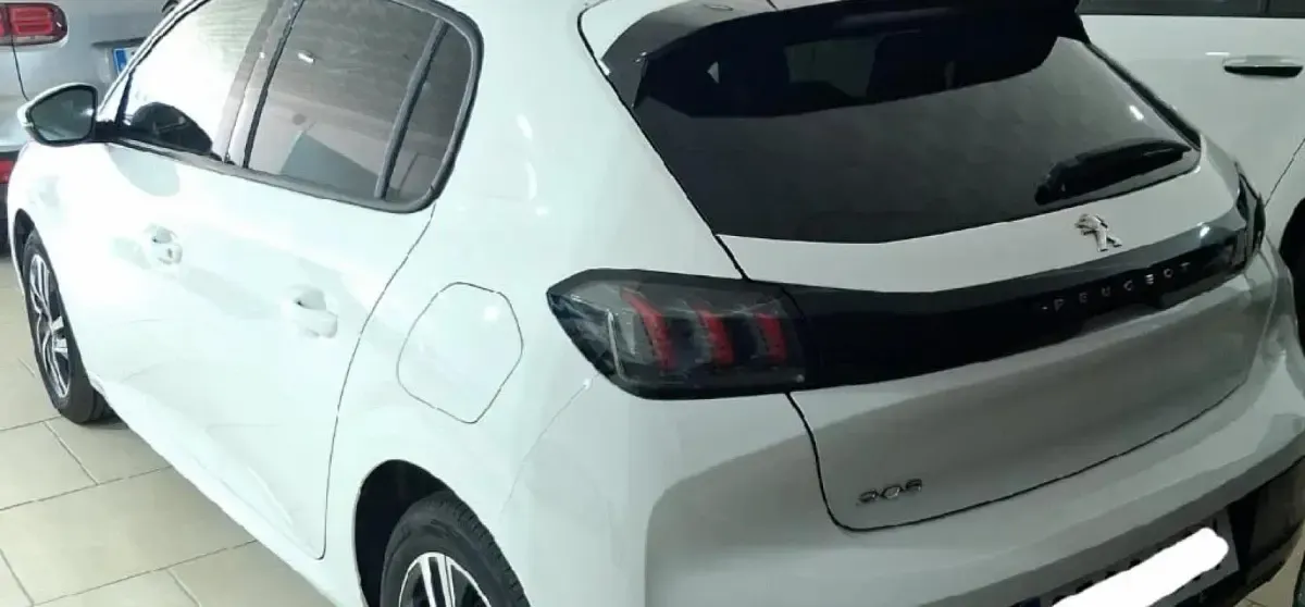 Usado Peugeot 208 Allure 102 CV (75 kW) 2021 Blanco Utilitario