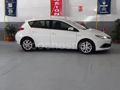 Usado Toyota Auris Hybrid Business Edition 136 CV (100 kW) 2018 Blanco Berlina