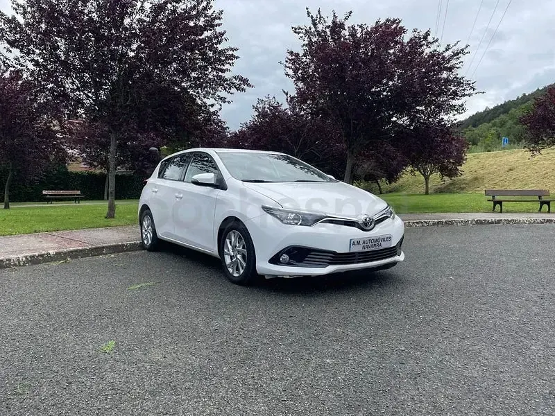 Usado Toyota Auris Active 90 CV (66 kW) 2016 Blanco Berlina