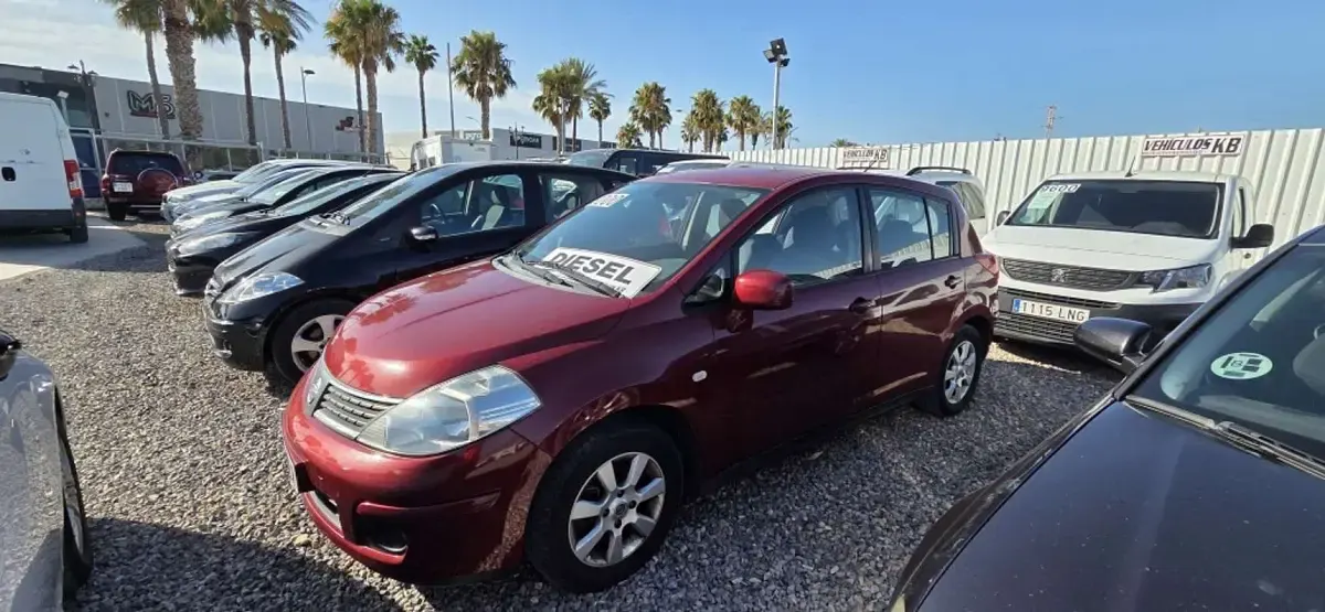 Usado Nissan Tiida Acenta 106 CV (77 kW) 2009 Burdeos Utilitario