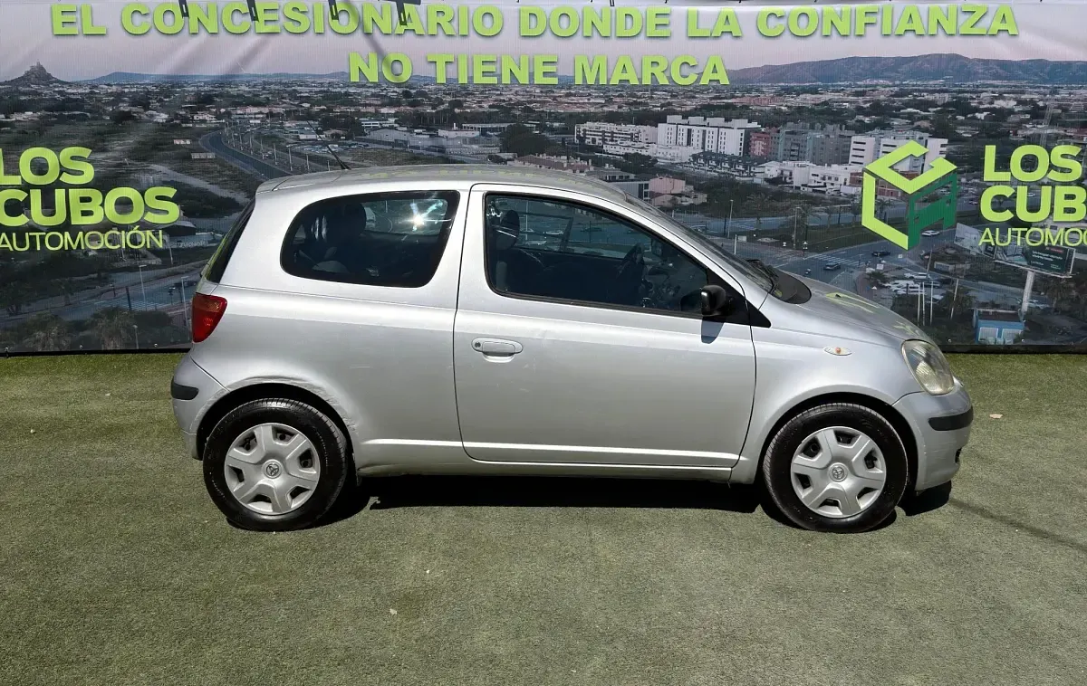 Usado Toyota Yaris 68 CV (50 kW) 2003 Gris Utilitario