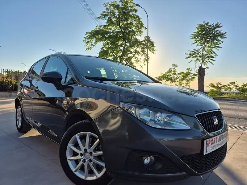 Usado Seat Ibiza Copa 105 CV (77 kW) 2011 Gris / plata Berlina