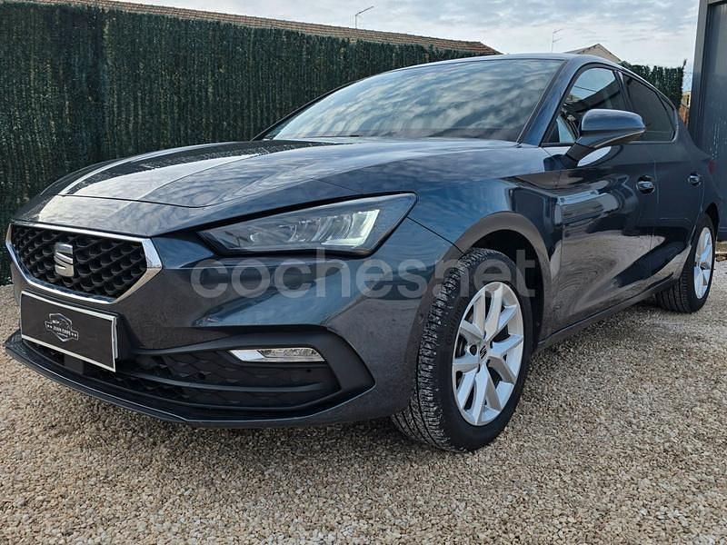 Usado Seat Leon Style 115 CV (84 kW) 2022 Gris / plata Berlina