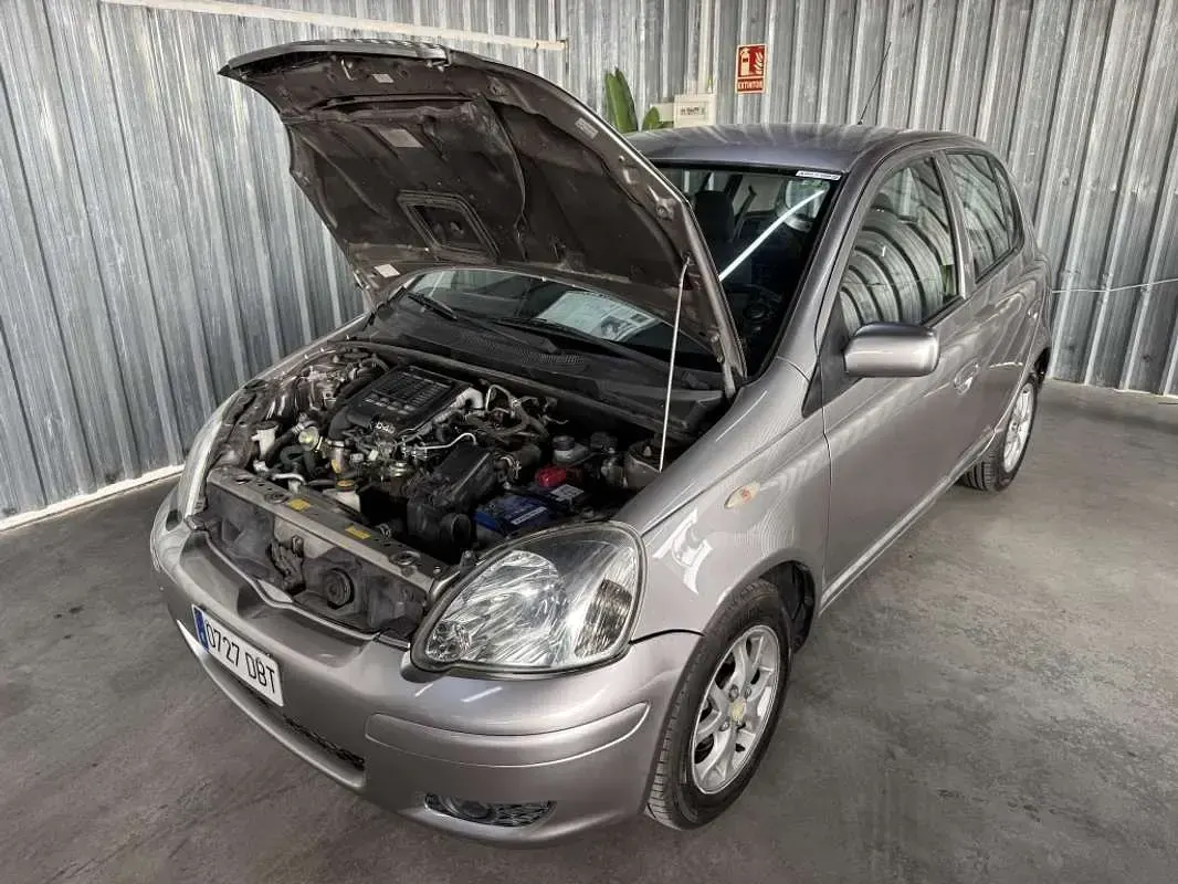 Usado Toyota Yaris Luna 75 CV (55 kW) 2005 Gris Utilitario