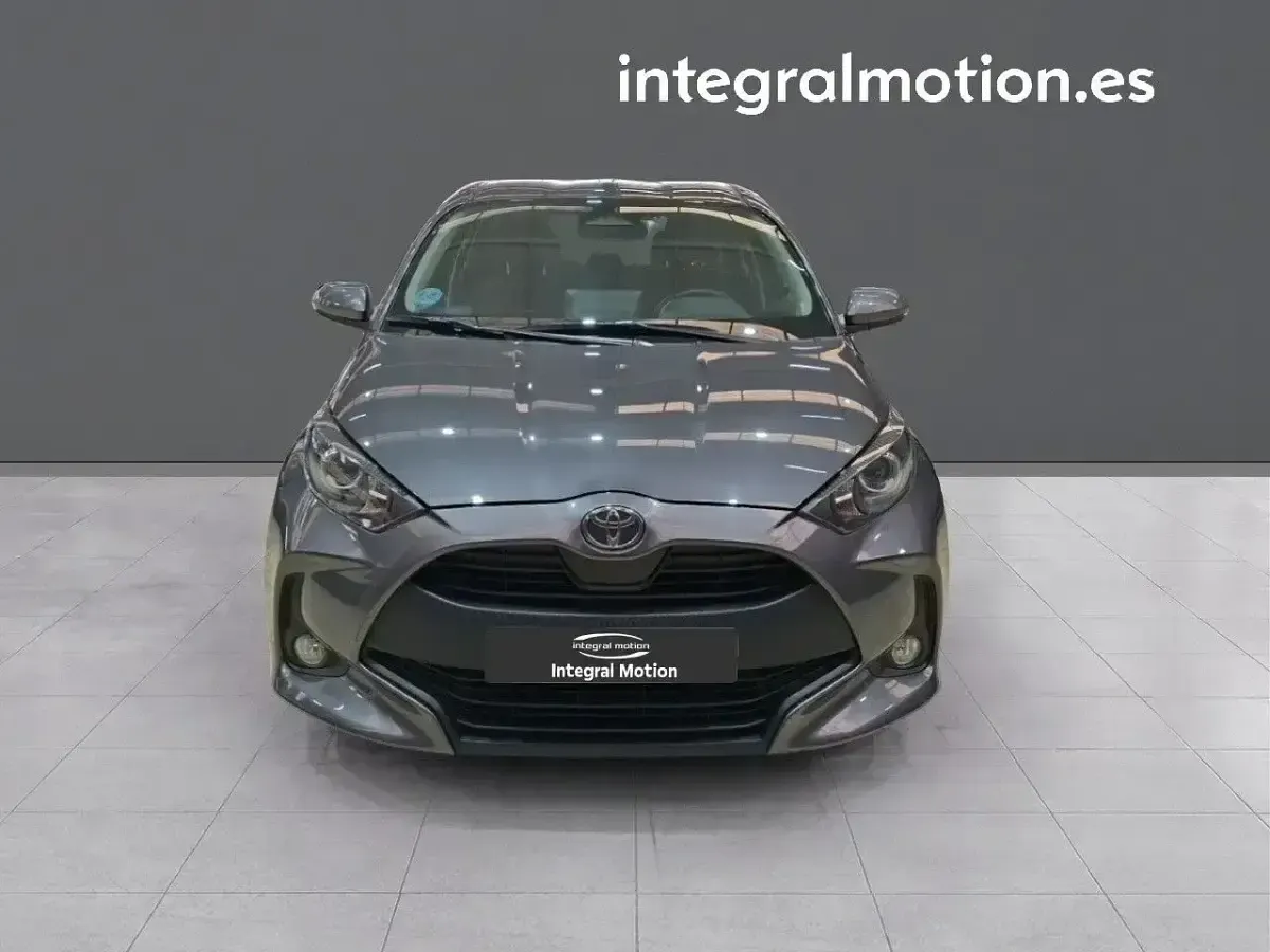 Usado Toyota Yaris Hybrid Active 115 CV (84 kW) 2025 Gris