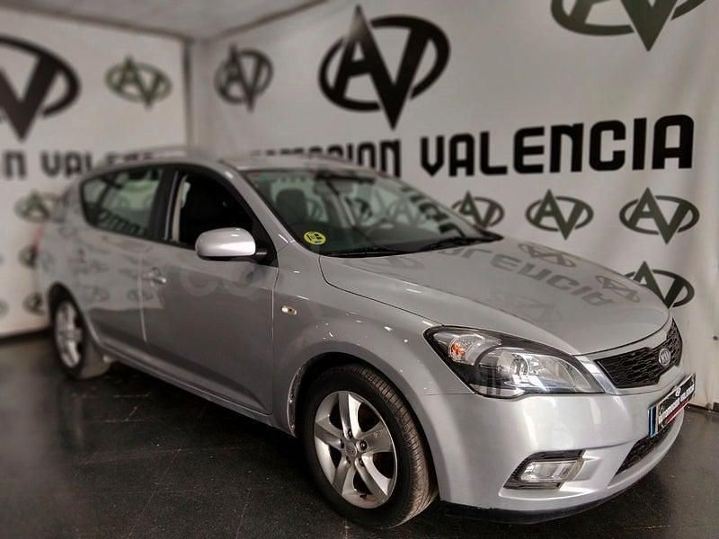 Usado Kia Ceed Active 128 CV (94 kW) 2011 Gris / plata Utilitario