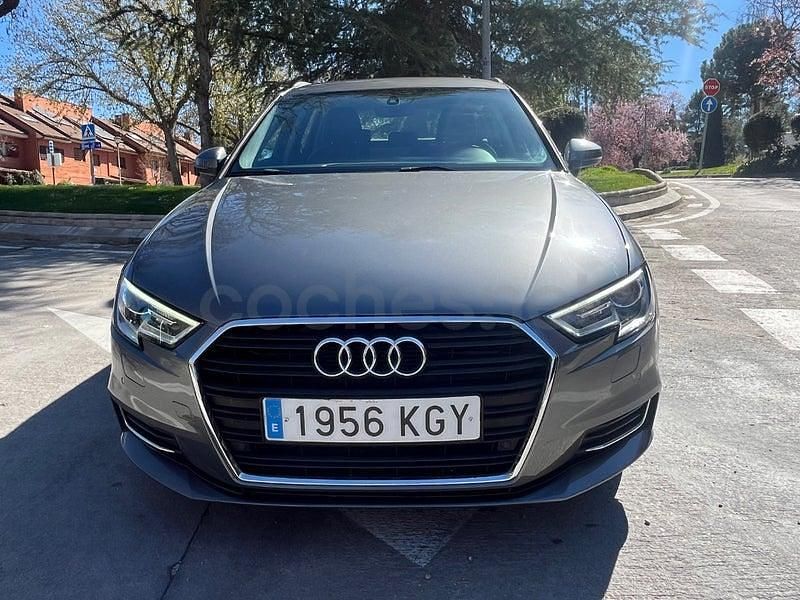 Usado Audi A3 116 CV (85 kW) 2018 Gris / plata Berlina